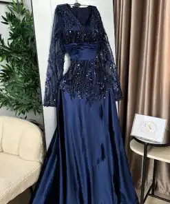 Alternative view of فستان سهرة كحلي قطيفة طويل بياقة V وأكمام تل مطرزة مع قصة باسك وتنورة مخملية