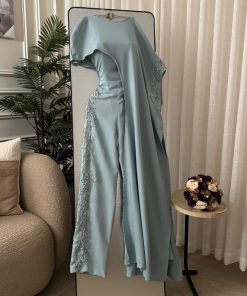 جمبسوت سهرة تيفاني راقٍ بتصميم كاب مائل مطرز بالكريستال مع وشاح طويل منسدل