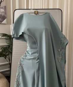 Alternative view of جمبسوت سهرة تيفاني راقٍ بتصميم كاب مائل مطرز بالكريستال مع وشاح طويل منسدل