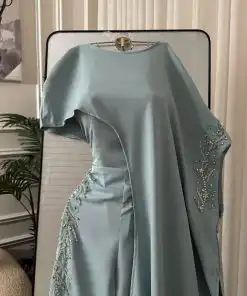 Alternative view of جمبسوت سهرة تيفاني راقٍ بتصميم كاب مائل مطرز بالكريستال مع وشاح طويل منسدل