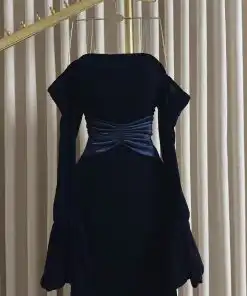 فستان سهرة أسود مخمل طويل بأكمام جرس واسعة وحزام ساتان متقاطع على الخصر