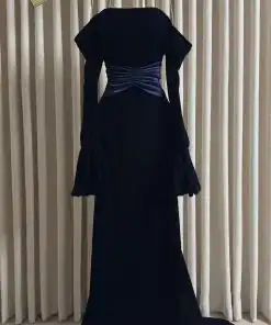 Alternative view of فستان سهرة أسود مخمل طويل بأكمام جرس واسعة وحزام ساتان متقاطع على الخصر