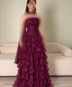 فستان سهرة عنابي دانتيل طويل بتصميم طبقات كشكشة متدرجة وشال عنق منسدل