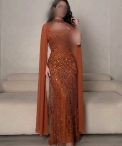 فستان سهرة نحاسي طويل بتصميم كاب رقيق وشراشيب مطرزة بالكامل بالكريستال البراق