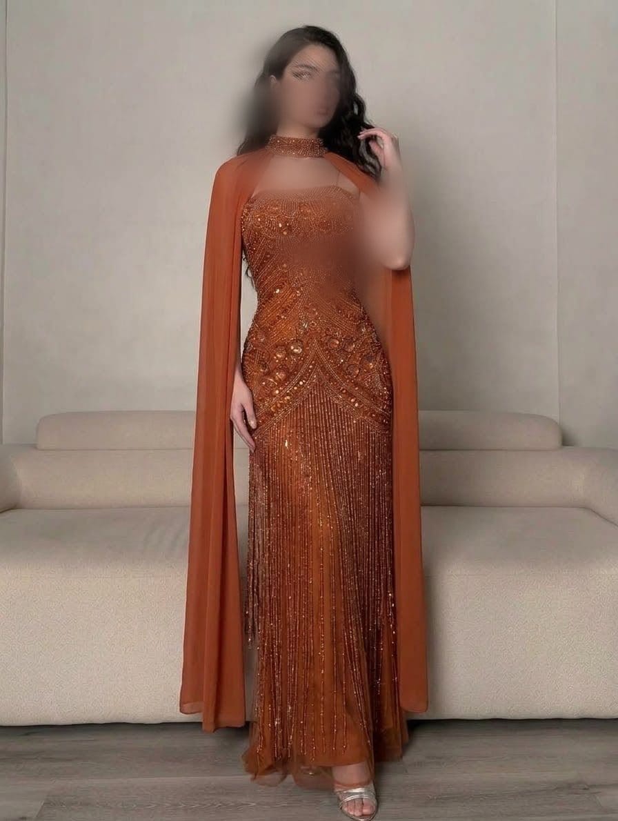 فستان سهرة نحاسي طويل بتصميم كاب رقيق وشراشيب مطرزة بالكامل بالكريستال البراق