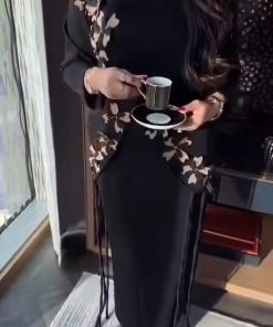 فستان سهرة أسود طويل بأكمام طويلة مزين بالورود البارزة ثنائية اللون وشراشيب سفلية