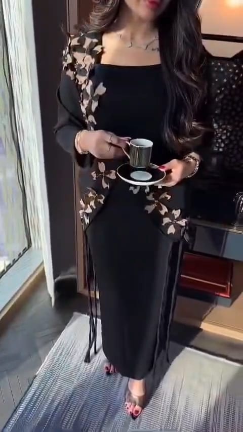 فستان سهرة أسود طويل بأكمام طويلة مزين بالورود البارزة ثنائية اللون وشراشيب سفلية