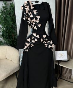 Alternative view of فستان سهرة أسود طويل بأكمام طويلة مزين بالورود البارزة ثنائية اللون وشراشيب سفلية