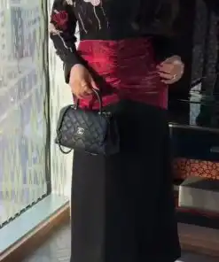 فستان سهرة أسود طويل بأكمام طويلة مزين بزهور ثلاثية الأبعاد وحزام درابيه عنابي