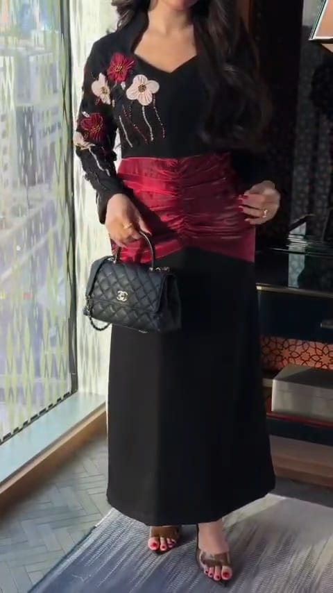 فستان سهرة أسود طويل بأكمام طويلة مزين بزهور ثلاثية الأبعاد وحزام درابيه عنابي