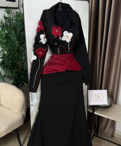 Alternative view of فستان سهرة أسود طويل بأكمام طويلة مزين بزهور ثلاثية الأبعاد وحزام درابيه عنابي