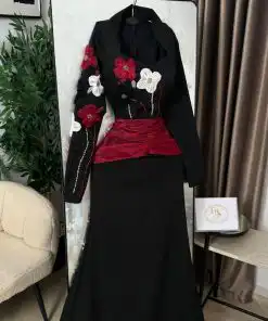 Alternative view of فستان سهرة أسود طويل بأكمام طويلة مزين بزهور ثلاثية الأبعاد وحزام درابيه عنابي