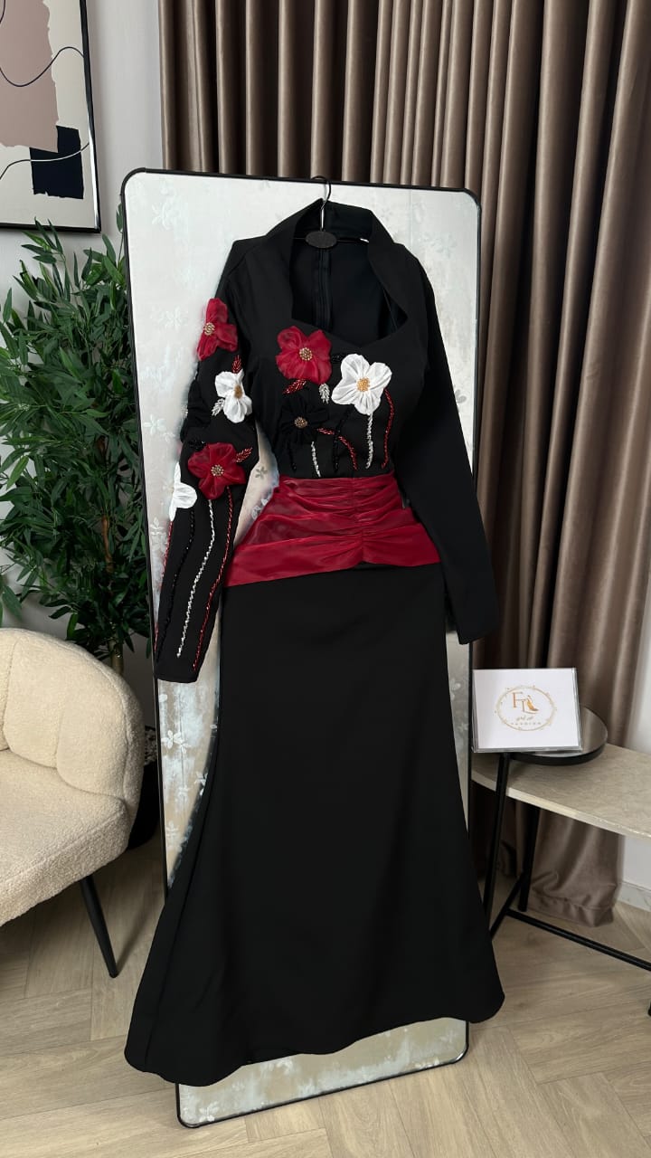 فستان سهرة أسود طويل بأكمام طويلة مزين بزهور ثلاثية الأبعاد وحزام درابيه عنابي - الصورة 2