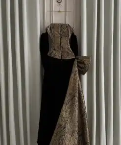 Alternative view of فستان سهرة طويل مزيج قماش جاكار ذهبي وجوخ أسود بياقة كب وفيونكة جانبية