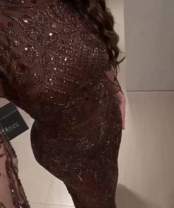 فستان سهرة بني داكن طويل مطرز بالكامل بياقة مرتفعة وأكمام جرس واسعة