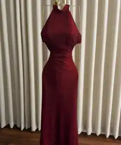 Alternative view of فستان سهرة خمري طويل بياقة مرتفعة وقماش براق متدرج الانسيابية