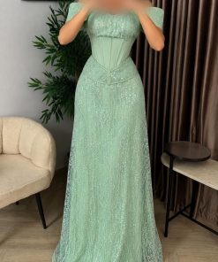 طقم سهرة أخضر نعناعي طويل بكورسيه مجسم وتطريز دانتيل وخرز عمودي