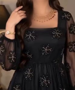 فستان سهرة أسود طويل بأكمام منتفخة وطبقة تل شفافة مطرزة باللؤلؤ والكرستال