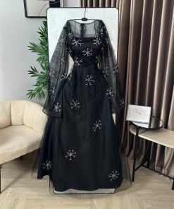 Alternative view of فستان سهرة أسود طويل بأكمام منتفخة وطبقة تل شفافة مطرزة باللؤلؤ والكرستال