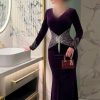 فستان سهرة مخمل بنفسجي طويل بأكمام طويلة وتطريز كريستال هندسي على الخصر