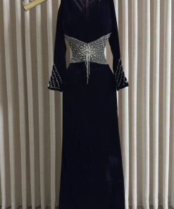 Alternative view of فستان سهرة مخمل بنفسجي طويل بأكمام طويلة وتطريز كريستال هندسي على الخصر