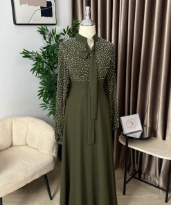 Alternative view of فستان سهرة أخضر زيتوني طويل بأكمام مطبوعة وياقة بربطة فخمة مع تنورة واسعة