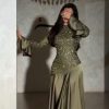 فستان سهرة أخضر زيتوني طويل مرصع بالكامل بالخرز والترتر مع أكمام جرسية وتنورة ساتان انسيابية