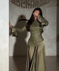 فستان سهرة أخضر زيتوني طويل مرصع بالكامل بالخرز والترتر مع أكمام جرسية وتنورة ساتان انسيابية