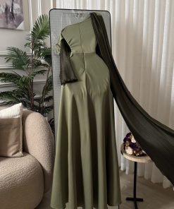 Alternative view of فستان سهرة أخضر زيتوني طويل مرصع بالكامل بالخرز والترتر مع أكمام جرسية وتنورة ساتان انسيابية