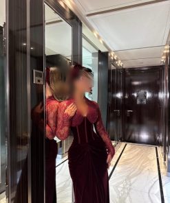 فستان سهرة عنابي طويل مخمل بكورسيه هيكلي مجسم وأكمام دانتيل فرنسي مطرز بالخرز