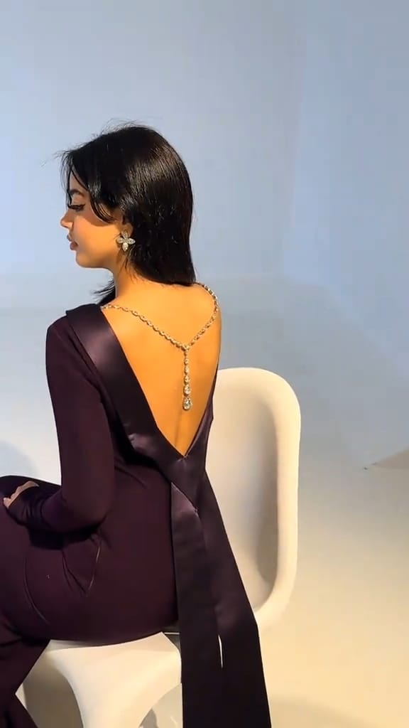 فستان سهرة طويل ناعم بأكمام طويلة وياقة مطوية منسدلة وقصة مجسمة - الصورة 3