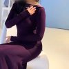فستان سهرة طويل ناعم بأكمام طويلة وياقة مطوية منسدلة وقصة مجسمة