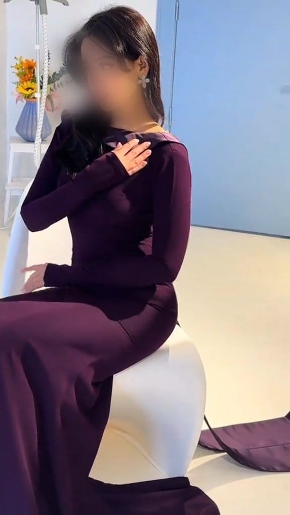 فستان سهرة طويل ناعم بأكمام طويلة وياقة مطوية منسدلة وقصة مجسمة