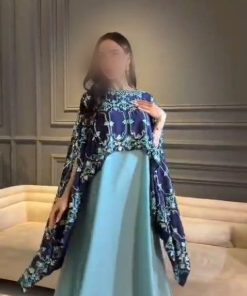 فستان سهرة حوامل طويل مع كاب كحلي علوي مطرز بنقوش فخمة وتنورة واسعة انسيابية