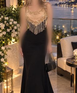فستان سهرة أسود طويل بقصة حورية البحر مع صدرية مطرزة بالخرز والشراشيب الذهبية البراقة