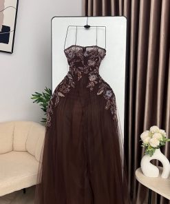 Alternative view of فستان سهرة بني شوكولاتي طويل بحمالات رفيعة وصدرية مطرزة بالزهور البارزة مع تنورة تول واسعة