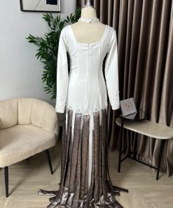 Alternative view of فستان سهرة أبيض ورمادي طويل بياقة رسن مطرزة مع أكمام جانبية وتنورة شراشيب معدنية