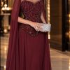 فستان سهرة عنابي طويل بحمالات وكورسيه هيكلي مطرز بالكريستال مع كاب شيفون منسدل