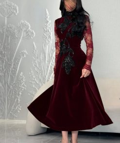 فستان سهرة مخمل عنابي بأكمام دانتيل
