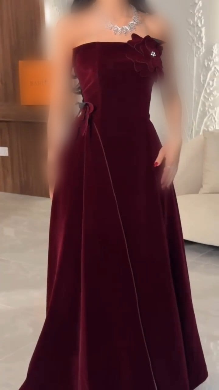 فستان سهرة جوخ عنابي بدون أكمام