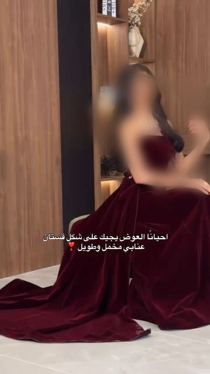 فستان سهرة جوخ عنابي بدون أكمام - الصورة 2