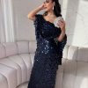 فستان سهرة كحلي طويل بكتف واحد مرصع بالكامل بالترتر الدائري البراق